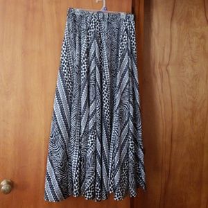Black-and-white maxi skirt very very flowy and fu